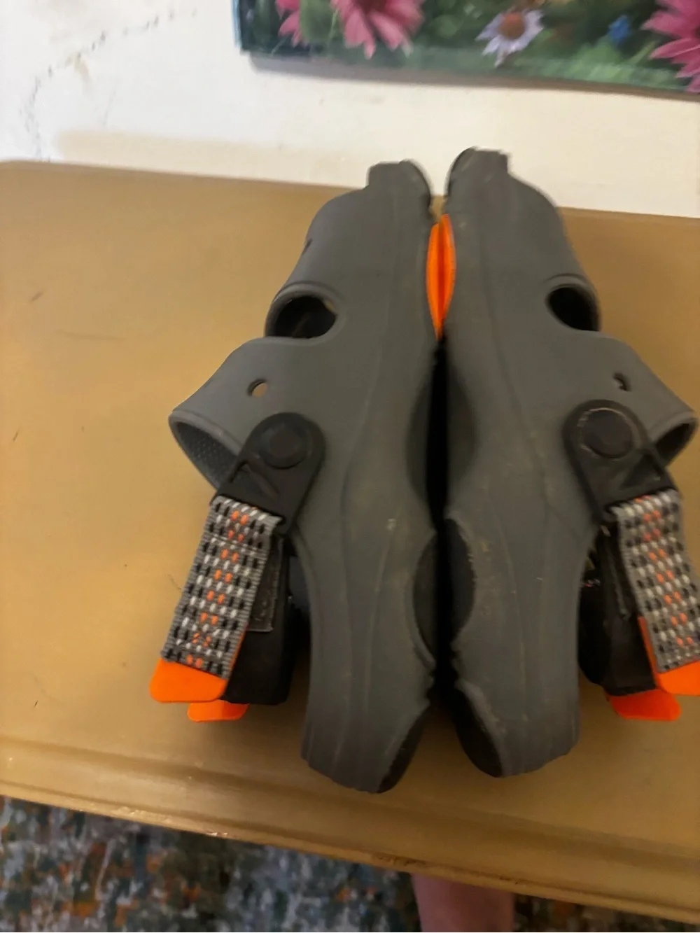 CROCS bin pull sandals
